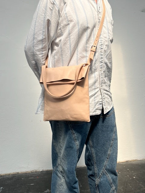 AB 131 Messenger Bag Natural